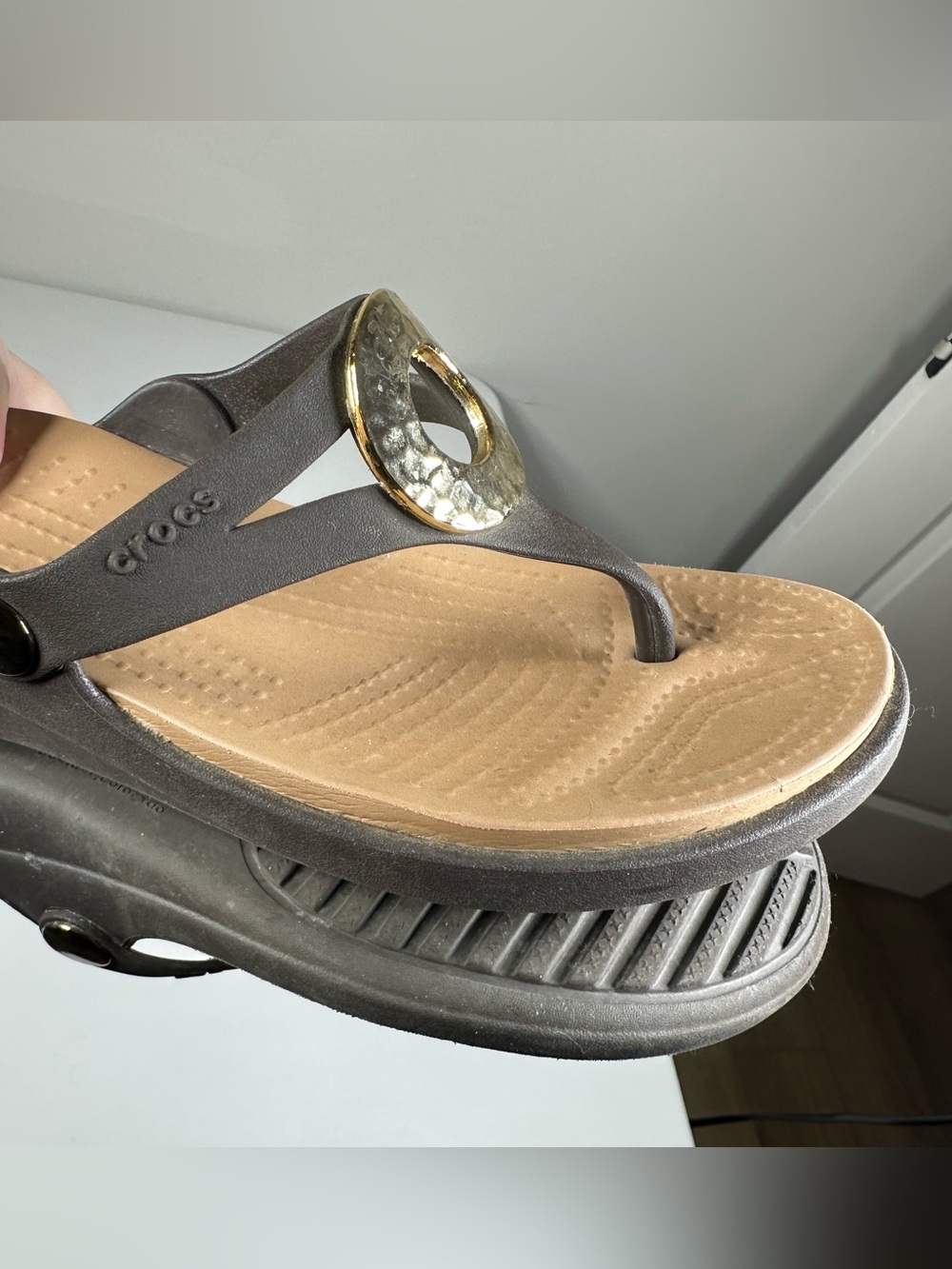 CROCS Sanrah Circle Hammered Metal Wedge Flip Sandals - Picture 7 of 9